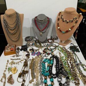 VINTAGE LOT OF COSTUME JEWELRY W/GLASS BEADS, HEMATITE, RHINESTONE, PLATED 50+